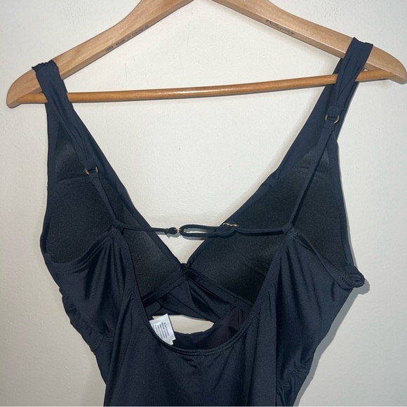 La Blanca Island Goddess Twist Keyhole One Piece Black Size 8 - Picture 7 of 10